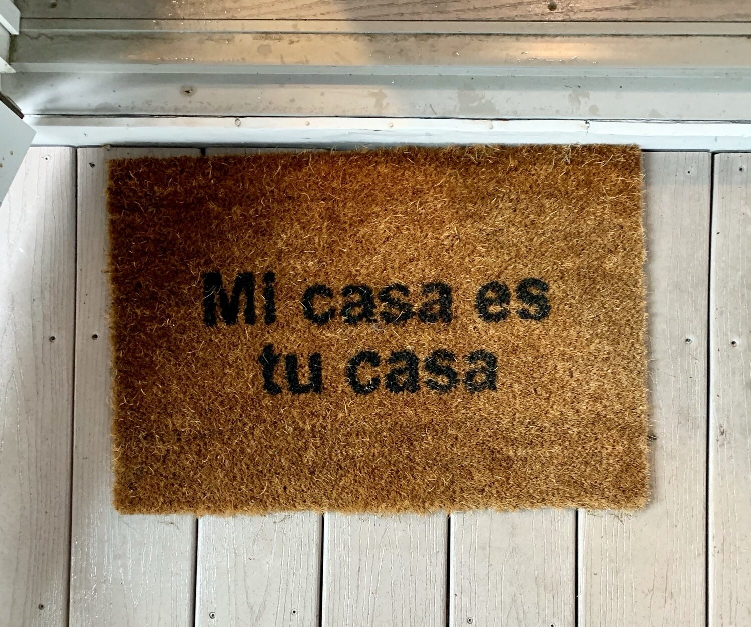 “Mi casa es tu casa” on an entrance door mat rug which means my house is your house in English